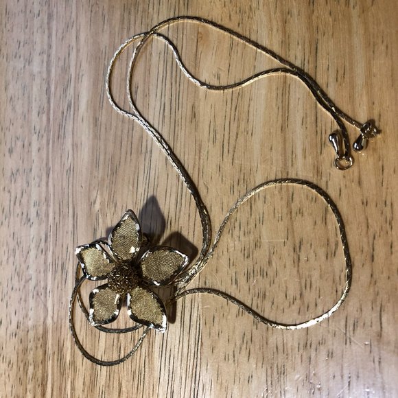 NWOT WOMENS BLOOMINGDALES GOLD-TONED ADJUSTABLE FLOWER PENDANT NECKLACE - Picture 2 of 4